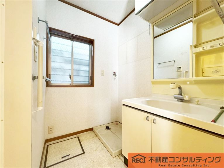 神戸市灘区岩屋中町2丁目　中古戸建の独立洗面台