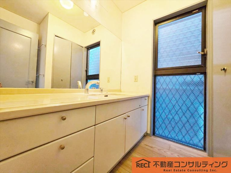 神戸市灘区篠原本町3丁目　中古戸建の独立洗面台