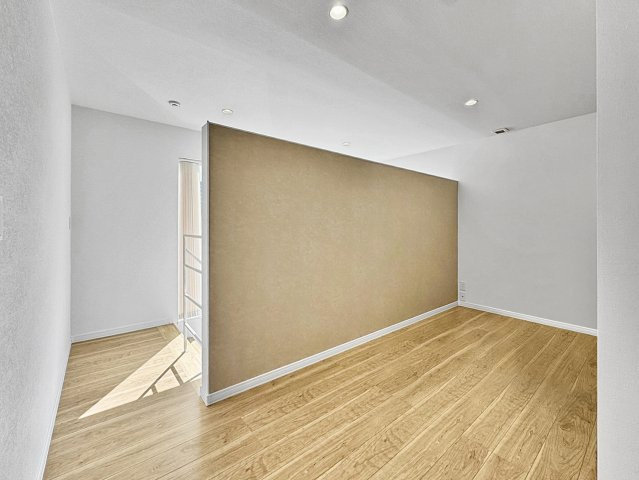 西野8条9丁目　一戸建ての内装|二階ホール　お子様の遊び場、フリースペースに最適♪　※バーチャル加工にて所有品を消しています