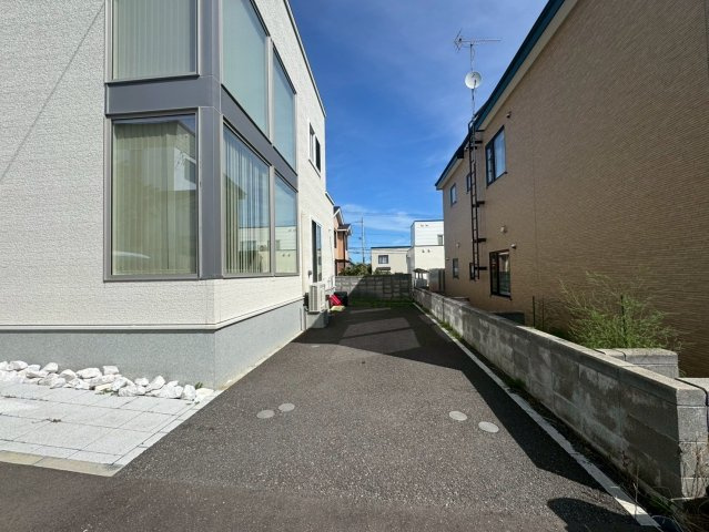 西野8条9丁目　一戸建ての駐車場|広々縦列2台♪