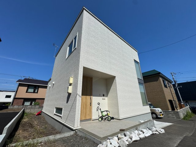 西野8条9丁目　一戸建ての外観|玄関フード増設もお任せください！！