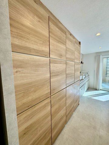 西野8条9丁目　一戸建てのキッチン|キッチン背面収納棚♪収納力◎♪　※バーチャル加工にて所有品を消しています