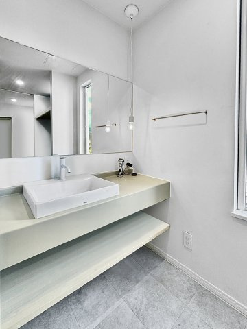 西野8条9丁目　一戸建ての洗面所|広々洗面台♪　※バーチャル加工にて所有品を消しています