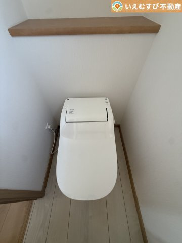 熊谷市新島　中古戸建のトイレ|普通の生活で水道代を節約できる節水トイレ
窓付きで明るく、お掃除しやすいシンプルな空間♪