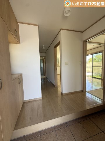 熊谷市新島　中古戸建の玄関|玄関がいつも片づく大容量シューズボックス
充実の収納設備で玄関がすっきり綺麗に過ごせると快適ですよね♪