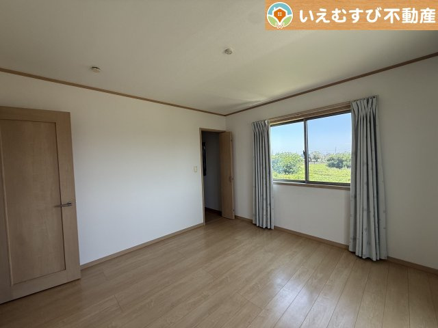 熊谷市新島　中古戸建の洋室|ナチュラルな色合いが落ち着くお部屋
シンプルな内装のお部屋なので自分でコーディネートしても楽しそうですね♪