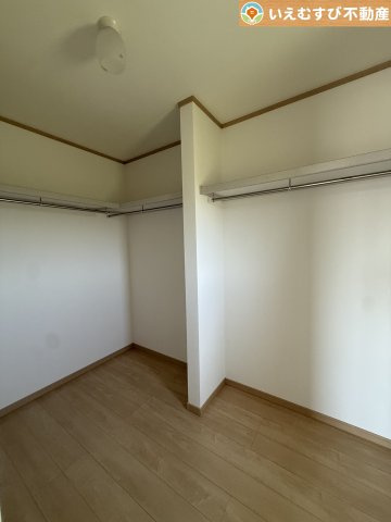 熊谷市新島　中古戸建の収納|たっぷりの収納力を備えたウォークインクローゼット
たくさん収納できるので季節物やかさばるバッグなども片付きます♪