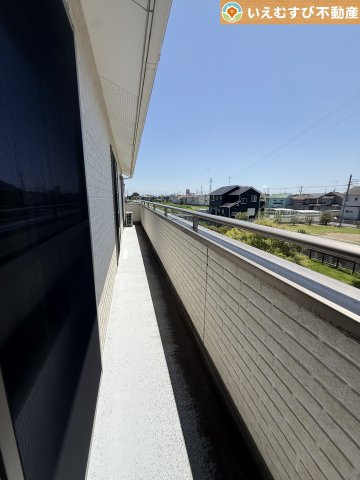 熊谷市新島　中古戸建のバルコニー|南バルコニーで毎日のお洗濯もラクラク快適
しっかり太陽の光が降り注ぐ南向きなのでお洗濯物が乾きやすい♪