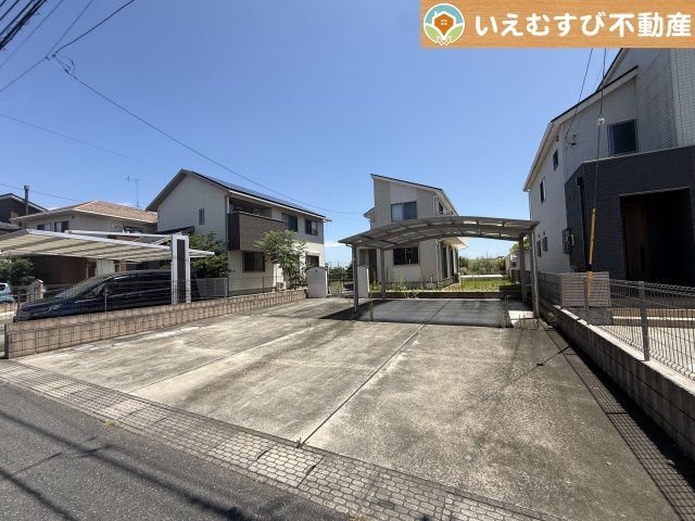 熊谷市新島　中古戸建の駐車場|並列3台以上駐車可能なゆとりのカースペース
複数台車をお持ちでも、お友達が遊びに来てもゆとりの駐車スペース！