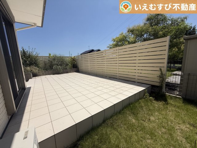 熊谷市新島　中古戸建の庭|庭に面した広々テラス付きが嬉しい！
お庭で遊ぶお子様の様子を眺めながらお茶をしたり、BBQをしたりと楽しみ色々！