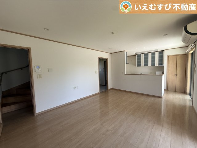 熊谷市新島　中古戸建の居間・リビング|ナチュラルな色合いで落ち着いた印象のリビングダイニング
ぬくもりのあるナチュラルな空間。グリーンを飾っても相性が良さそうですね♪