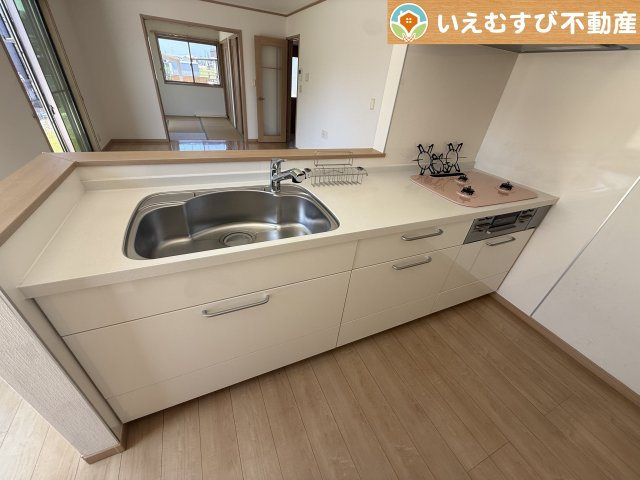 熊谷市新島　中古戸建のキッチン|対面キッチンでリビングを見渡せる
お子様の遊んでいる様子や宿題をしている様子など見守りながらお料理が作れますね♪
