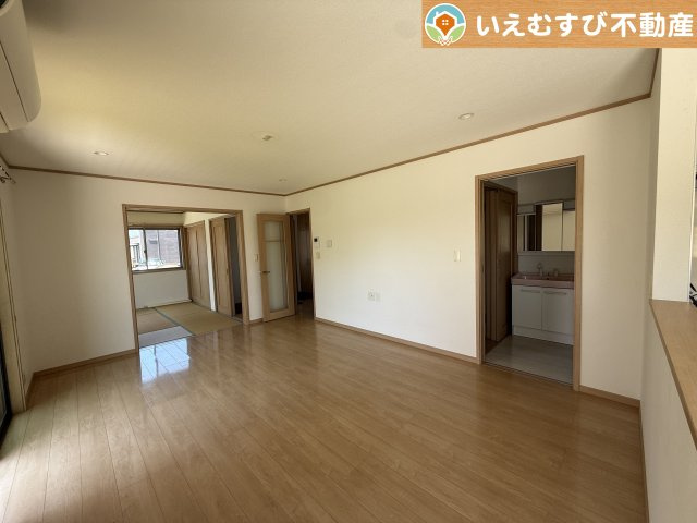 熊谷市新島　中古戸建の居間・リビング|ご家族みんながゆったりくつろげるリビング
ゆとりの空間でくつろいだり遊んだり、家族の時間が楽しみですね♪