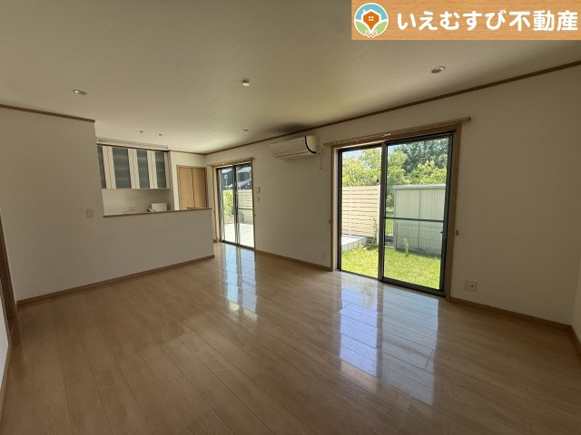 熊谷市新島　中古戸建の居間・リビング|開放感と家族との距離感にこだわったＬＤＫ
採光たっぷりのリビングで休日には家族みんなでくつろげそうですね♪