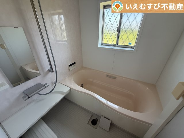 熊谷市新島　中古戸建の浴室|明るい色合いで落ち着きのある雰囲気
清潔感があって明るく感じられます♪お子様と入るにもゆとりの広さ！