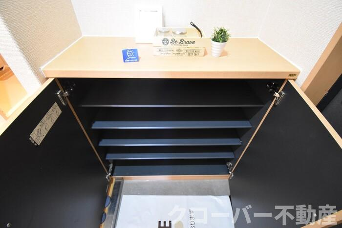 パインズコート新居 E棟の玄関|シューズボックス（カウンタ）