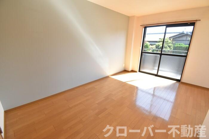 パインズコート新居 E棟の居間・リビング|ＬＤＫ１３．９帖