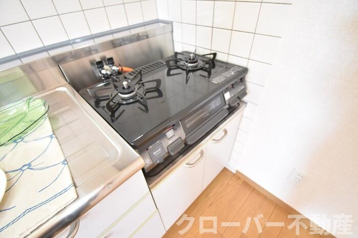 パインズコート新居 E棟のキッチン|ガスコンロ