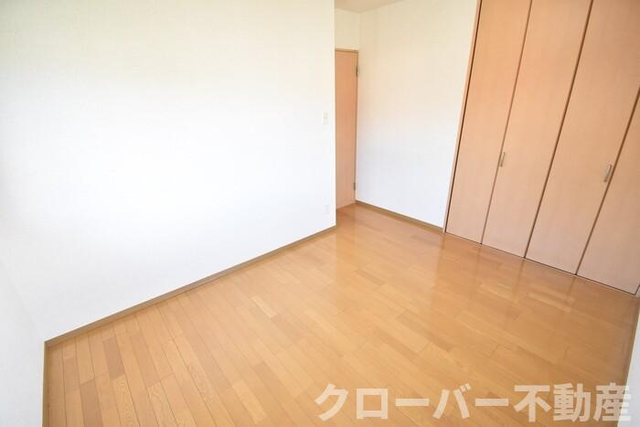 パインズコート新居 E棟の内装|洋室６．３帖