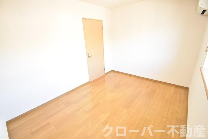 パインズコート新居 E棟の内装|洋室６帖
