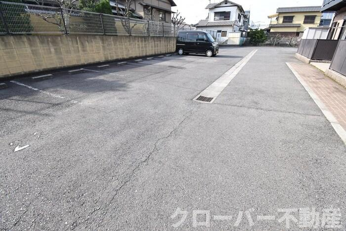 パインズコート新居 E棟の駐車場|駐車場