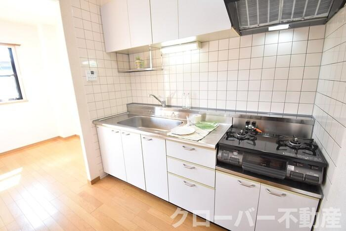 パインズコート新居 E棟のキッチン|キッチン