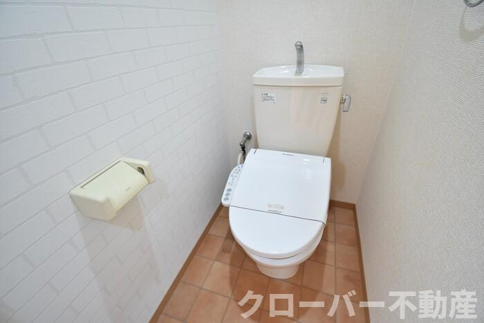 パインズコート新居 E棟のトイレ|温水洗浄暖房便座