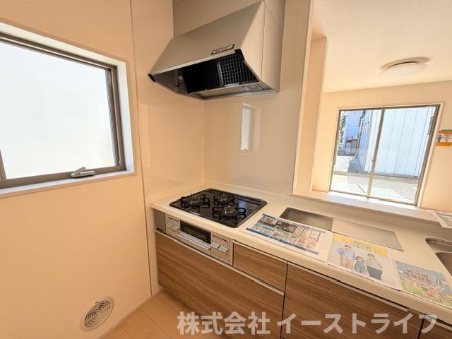 【新築戸建】　いわき市郷ケ丘2丁目第10　全3棟　長期優良住宅のキッチン|同社施工写真　使い勝手の良いシステムキッチンで、対面式なのでご家族との団欒にもぴったりですね(^^)/また、収納力もあるのでスッキリが実現します◎