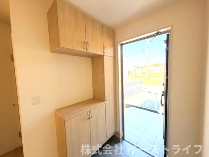 【新築戸建】　いわき市郷ケ丘2丁目第10　全3棟　長期優良住宅の玄関|同社施工写真　きれいな玄関です。収納ボックスも設置されているので靴の整理も困りません。