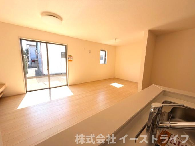 【新築戸建】　いわき市郷ケ丘2丁目第10　全3棟　長期優良住宅の居間・リビング|同社施工写真　キッチンからリビングへの視線画像です。リビングを見渡せるので小さなおこだまやペットがいるご家庭に人気の間取りです。