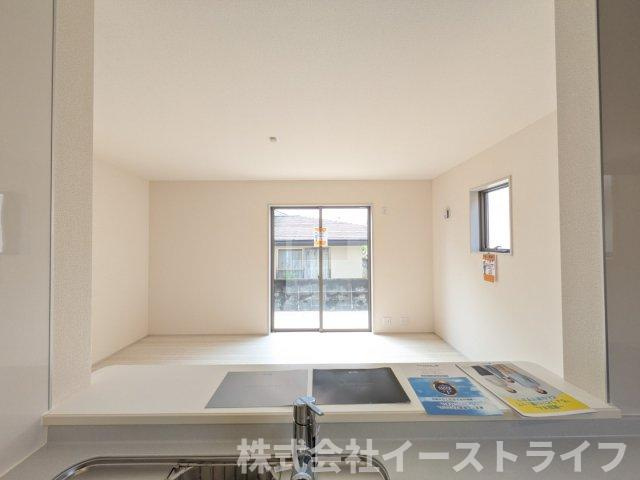 【新築戸建】　いわき市郷ケ丘2丁目第10　全3棟　長期優良住宅のキッチン|3号棟写真　キッチンからリビングへの視線画像です。リビングを見渡せるので小さなおこだまやペットがいるご家庭に人気の間取りです。