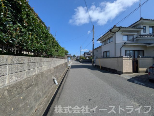 【新築戸建】　いわき市郷ケ丘2丁目第10　全3棟　長期優良住宅の前面道路含む現地写真|東側6ｍ公道。接道幅員6ｍで駐車もらくちんです♪