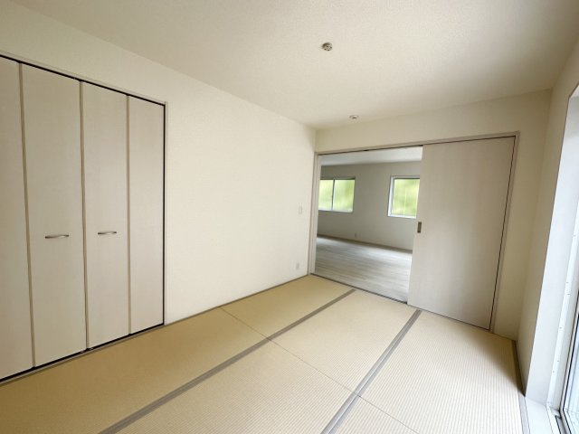 【新築戸建】　いわき市郷ケ丘2丁目第10　全3棟　長期優良住宅の和室|同社施工写真　リビング隣の畳コーナーは座卓テーブルを置いてセカンドリビングとして使ったり、畳ならではの肌触りで横になって休んだりと、自由に活用できるのが続き間の特徴です。