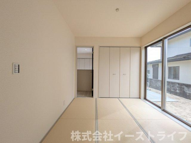 【新築戸建】　いわき市郷ケ丘2丁目第10　全3棟　長期優良住宅の和室|3号棟写真　リビング隣の和室は座卓テーブルを置いてセカンドリビングとして使ったり、畳ならではの肌触りで横になって休んだりと、自由に活用できるのが続き間の特徴です。玄関から直接これる動線も◎