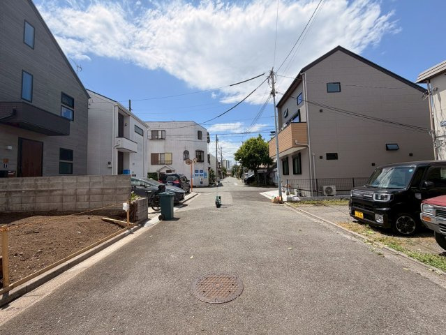 三鷹市上連雀５丁目の売地の前面道路含む現地写真