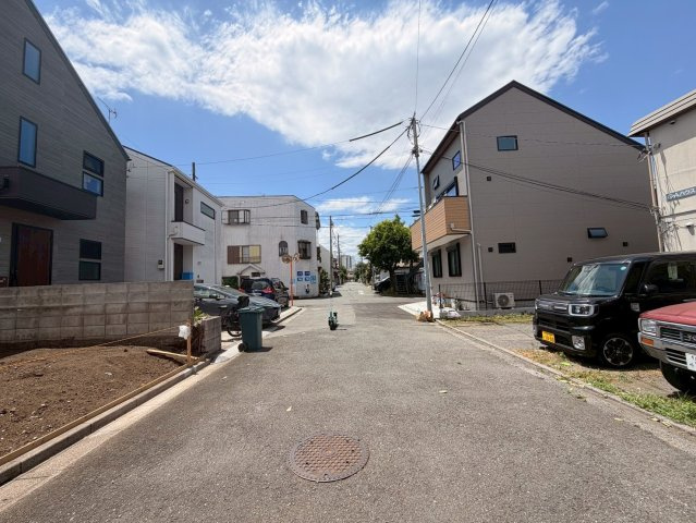 三鷹市上連雀５丁目の売地の前面道路含む現地写真