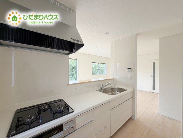 いわき市錦町第33　新築戸建　3号棟のキッチン|盛り付け台に、朝ごはんに。便利なカウンター付き