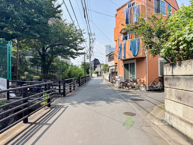 大田区上池台3丁目の前面道路含む現地写真|車通りが比較的少なく、落ち着いた住環境が魅力です。