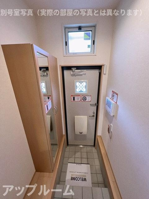 小牧市大字久保一色のアパートの玄関
