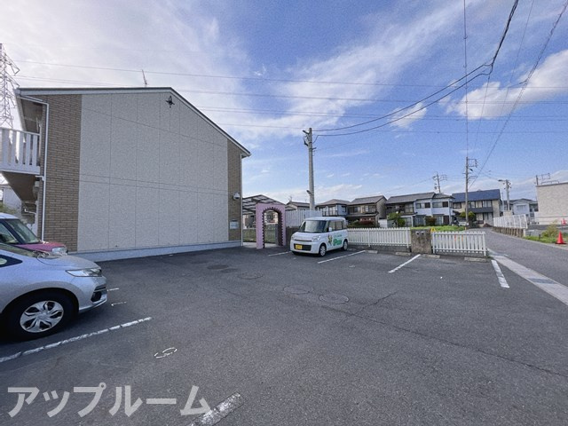 小牧市大字久保一色のアパートの駐車場