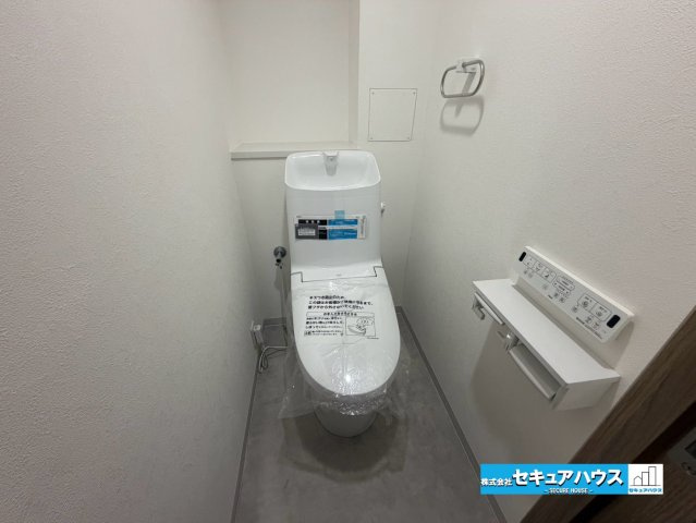 【中古マンション】エスポア横須賀のトイレ|【高機能トイレ】 
◆トイレ新品交換済み
◆高機能トイレの多くは便器のフタの開閉が自動であり、使用後に手動で水を流す面倒もなく非常に便利です。　　　　　　　　　　　　　　　　　　　　　　　　　　　　　