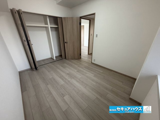 【中古マンション】エスポア横須賀の洋室|【洋室6帖玄関側】
◆広々とした居住空間は日々の暮らしを彩り、心のやすらぎと満足感を与えてくれます。通風と採光を考慮した設計は子供たちはのびのび育ち、家族でくつろぎと団らんを生み出します。　　　　　　