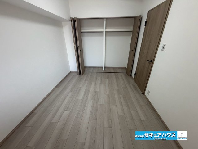【中古マンション】エスポア横須賀の洋室|【洋室バルコニー側6帖】
◆家族一人ひとりの大切なプライベート空間。趣味に合わせて使って頂けるようシンプルに仕上げてあります。暮らし心地を大きく左右する収納を、適材適所に配置し使い勝手を考慮しました。