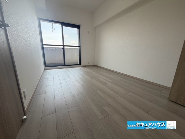 【中古マンション】エスポア横須賀の洋室|【洋室5.6帖】
◆約5.6帖の洋室は、ベッドやデスクを配置しやすい使い勝手の良い広さ。子ども部屋や書斎、趣味のお部屋などライフスタイルに合わせて多目的に活用できます。　　　　　　　　　　　　　　　　