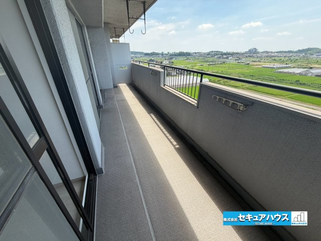 【中古マンション】エスポア横須賀の展望|【バルコニー】
◆見晴らしもよく、太陽の温かな温もりをめいっぱい受け止めてくれます。 太陽の光と爽やかな風を受けたお洗濯物はあっという間に乾き、取りこむ時には太陽の匂いを感じられそうですね。　　　　　