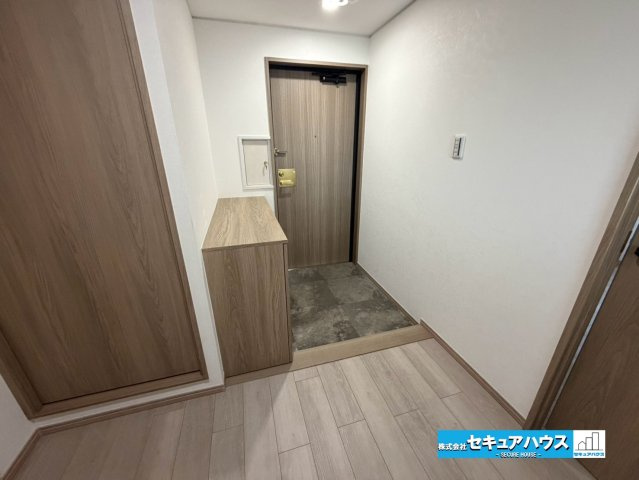 【中古マンション】エスポア横須賀の玄関|【玄関】
◆光が差し込み明るいです。気分も晴れやかになりますね。
◆玄関には、収納力のあるシューズボックスがございます。玄関まわりがすっきり片付きます。　