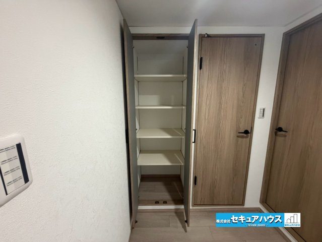 【中古マンション】エスポア横須賀の収納|【廊下収納】
◆日用品や掃除道具、季節物などをすっきり収納できる廊下収納。必要な物をサッと取り出せるため、生活動線が整い住まいを広く快適にお使いいただけます。　　　　　　　　　　　　　