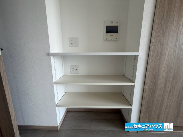 【中古マンション】エスポア横須賀の収納|【LDK収納】
◆リビングまわりの小物や日用品をすっきり片付けられるLDK収納。生活感を抑えて空間を広く見せられ、家族みんなが快適に過ごせるリビングを保てます。　　　　　　　　　　　　　　　　　　　　