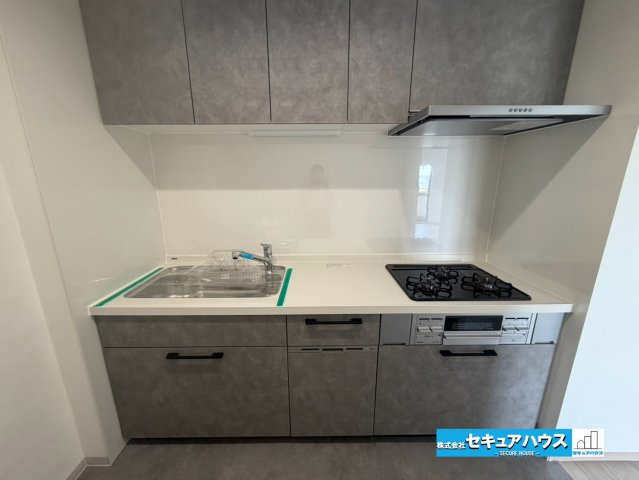 【中古マンション】エスポア横須賀のキッチン|【キッチン】
◆キッチン新品交換済み
広々キッチンスペース 同時にたくさんの料理が調理できる。「焼く・蒸す・煮る」の工程を同時進行で進めることができるので、料理を素早く作ることができます。　　　　　　