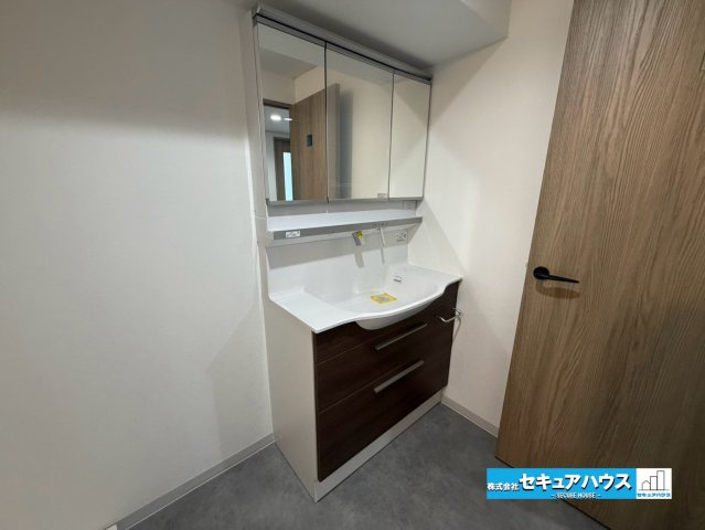 【中古マンション】エスポア横須賀の独立洗面台|【独立洗面化粧台】 
◆洗面台新品交換済み
◆身支度やスキンケアがしやすい！収納スペースも備わっており、洗面まわりをすっきり保ちながら毎日を快適にお使いできます。　　　　　　　　　　　　　　　　　　　